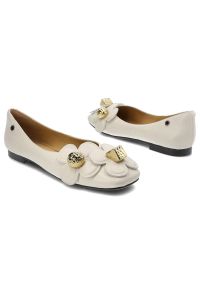 Białe Czółenka Tuffoni Eleganckie Buty Damskie. Okazja: na randkę, na co dzień. Zapięcie: bez zapięcia. Kolor: biały. Szerokość cholewki: normalna. Wzór: kwiaty. Materiał: skóra. Sezon: wiosna. Obcas: na obcasie. Styl: elegancki. Wysokość obcasa: niski #6