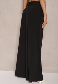 Renee - Czarne Spodnie Garniturowe o Szerokim Kroju High Waist Ozdobione Paskiem Halanilia. Stan: podwyższony. Kolor: czarny. Wzór: aplikacja. Styl: klasyczny, elegancki #5