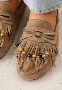 Renee - Beżowe Klapki VICES Mule Ozdobione Frędzlami Koralikami i Kokardą Eathelena. Okazja: na plażę. Kolor: beżowy. Wzór: aplikacja. Sezon: lato #4