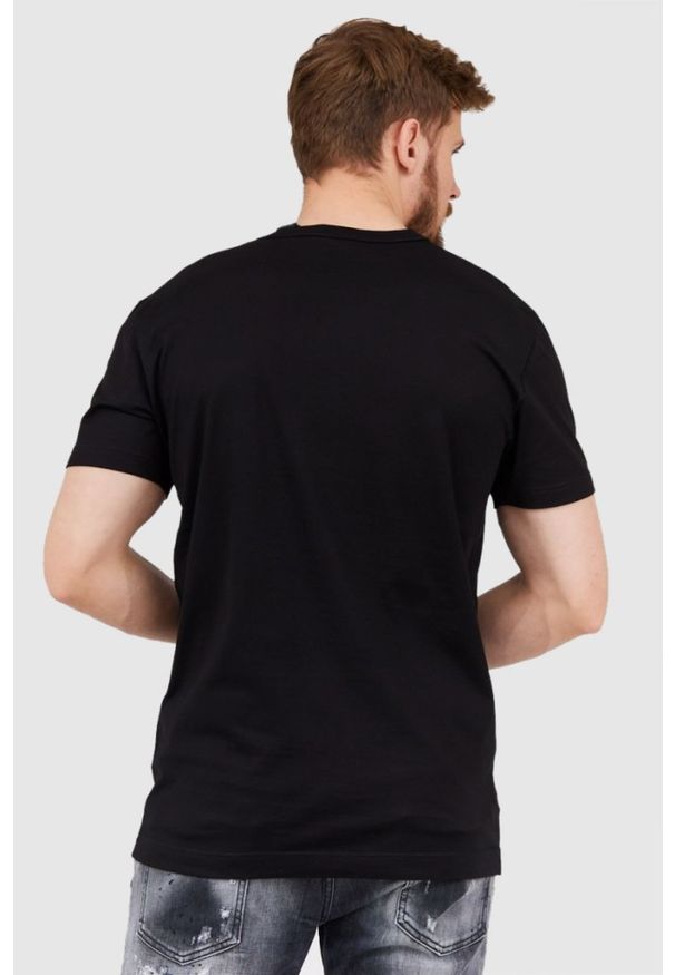 Dolce and Gabbana - DOLCE & GABBANA Czarny t-shirt męski w serek z aplikacją z logo. Typ kołnierza: dekolt w serek. Kolor: czarny. Materiał: prążkowany. Wzór: aplikacja