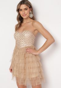 Born2be - Beżowa Sukienka Mini Bez Ramiączek z Cyrkoniami i Tiulem Jesionna. Kolor: beżowy. Materiał: tiul. Długość rękawa: bez ramiączek. Wzór: aplikacja. Długość: mini #5