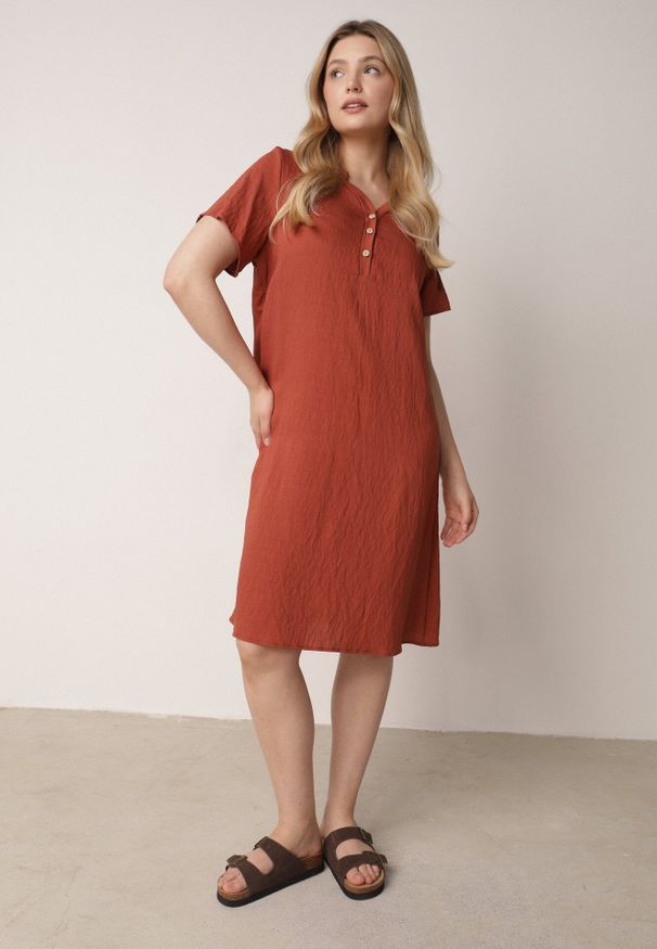 Born2be - Pomarańczowa Wiskozowa Sukienka o Pudełkowym Kroju z Dekoltem V z Guzikami Berborin. Okazja: do pracy, na co dzień. Kolekcja: plus size. Kolor: pomarańczowy. Materiał: wiskoza. Typ sukienki: proste, dla puszystych. Styl: klasyczny, casual