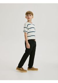 Reserved - Spodnie chino - czarny. Kolor: czarny. Materiał: tkanina, bawełna #1