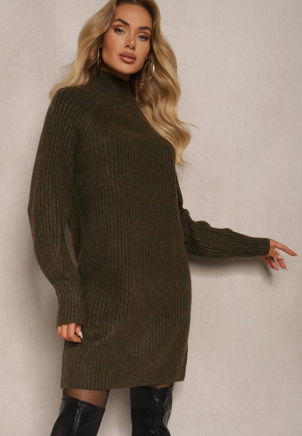 Renee - Zielona Pudełkowa Sukienka Sweterkowa Półgolf z Wełną Norawen. Okazja: na co dzień. Kolor: zielony. Materiał: wełna. Styl: klasyczny, casual
