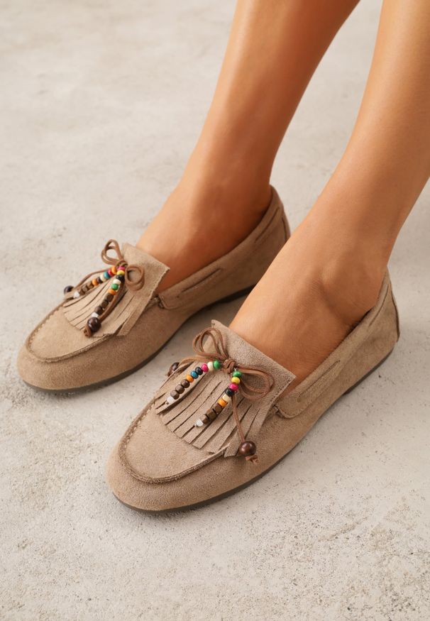 Renee - Beżowe Mokasyny VICES z Imitacji Zamszu z Kokardką Kolorowymi Koralikami i Skórzaną Wkładką Nenden. Okazja: na co dzień. Kolor: beżowy. Materiał: skóra, zamsz. Wzór: kolorowy. Styl: casual, elegancki
