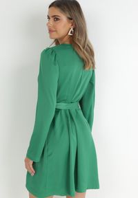 Born2be - Zielona Satynowa Sukienka Kopertowa Missa. Kolor: zielony. Materiał: satyna. Typ sukienki: kopertowe. Długość: mini #2