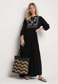 Born2be - Czarna Wiskozowa Sukienka z Ozdobnym Haftem Galrisena. Okazja: na spotkanie biznesowe. Kolor: czarny. Materiał: wiskoza. Wzór: haft. Styl: klasyczny, elegancki, biznesowy #5