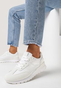 Born2be - Białe Sneakersy z Kolorowymi Wstawkami Rawilo. Kolor: biały. Materiał: dresówka, jeans. Wzór: kolorowy