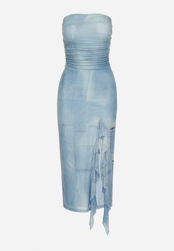 Born2be - Niebieska Sukienka Imitująca Jeans Bandeau z Marszczeniami i Ozdobnym Rozcięciem z Falbanką Valetta. Kolor: niebieski. Materiał: jeans. Sezon: lato