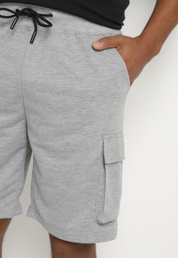 Born2be - Jasnoszare Dresowe Szorty z Bawełną Typu Cargo Soniela. Okazja: na co dzień. Kolor: szary. Materiał: dresówka, bawełna. Styl: elegancki, casual