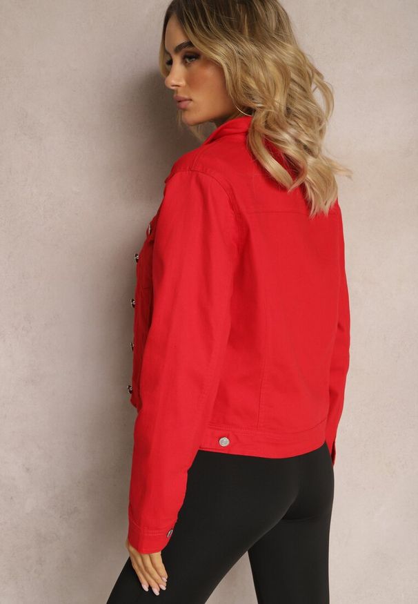 Renee - Czerwona Jeansowa Kurtka z Bawełny z Guzikami i Kieszeniami Ainztia. Okazja: na co dzień. Kolor: czerwony. Materiał: jeans, bawełna. Długość rękawa: długi rękaw. Długość: długie. Wzór: kwiaty. Styl: klasyczny, casual