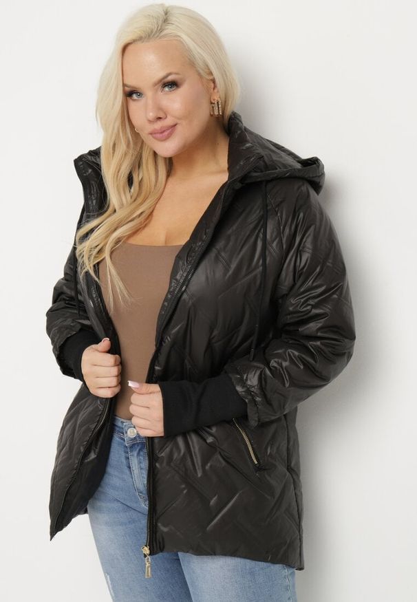 Born2be - Czarna Kurtka Pikowana z Odpinanym Kapturem z Dłuższym Tyłem Rivselia. Okazja: na co dzień. Kolor: czarny. Materiał: tkanina. Długość: długie. Wzór: aplikacja. Sezon: zima. Styl: casual, klasyczny