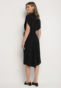 Born2be - Czarna Sukienka z Bawełną i Ozdobnym Paskiem Savanire. Okazja: na co dzień. Kolor: czarny. Materiał: bawełna. Typ sukienki: koszulowe. Styl: elegancki, klasyczny, casual #7