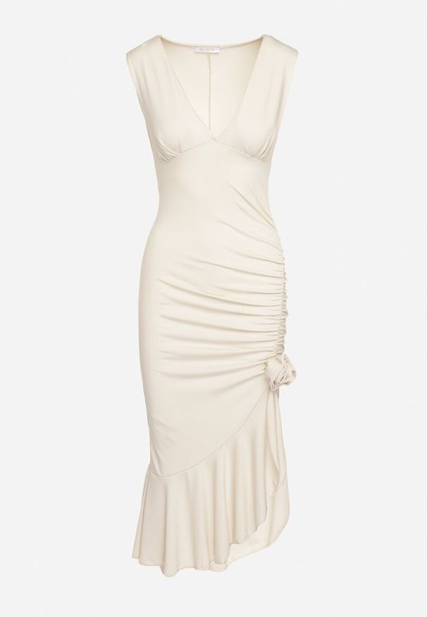 Born2be - Beżowa Dopasowana Sukienka Ozdobiona Falbaną i Kwiatkiem Mrivia. Okazja: na imprezę. Typ kołnierza: dekolt w kształcie V. Kolor: beżowy. Wzór: kwiaty, aplikacja. Styl: elegancki