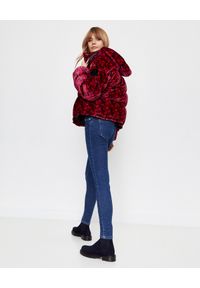 MONCLER - Różowa kurtka z aksamitu Daos. Kolor: czerwony. Materiał: puch, nylon. Długość rękawa: długi rękaw. Długość: długie. Wzór: kwiaty, nadruk. Sezon: zima, jesień #2