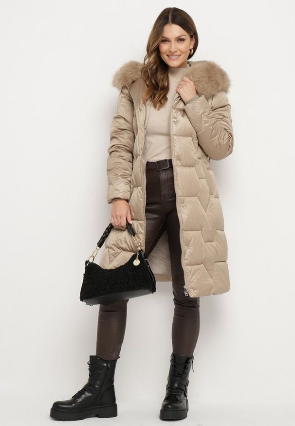 Born2be - Beżowa Pikowana Kurtka o Długim Kroju Ozdobiona Paskiem i Odpinanym Futerkiem Milirra. Okazja: na spacer. Kolor: brązowy. Materiał: futro. Długość: długie. Wzór: aplikacja. Styl: wizytowy, elegancki