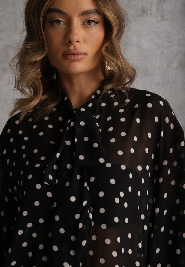 Renee - Czarna Półprzezroczysta Koszula w Kropki z Wiskozy i Bawełny z Wiązaniem Delmara. Kolor: czarny. Materiał: wiskoza, bawełna. Wzór: kropki. Styl: retro