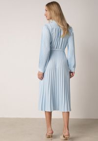 Born2be - Niebieska Sukienka Plisowana o Koszulowym Kroju z Paskiem z Klamrą Efronta. Okazja: na co dzień. Typ kołnierza: kołnierzyk klasyczny. Kolor: niebieski. Materiał: jeans. Długość rękawa: długi rękaw. Wzór: aplikacja. Typ sukienki: koszulowe. Styl: casual, elegancki, klasyczny #5
