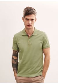 Ochnik - Zielona koszulka polo męska z logo. Typ kołnierza: polo. Kolor: zielony. Materiał: bawełna
