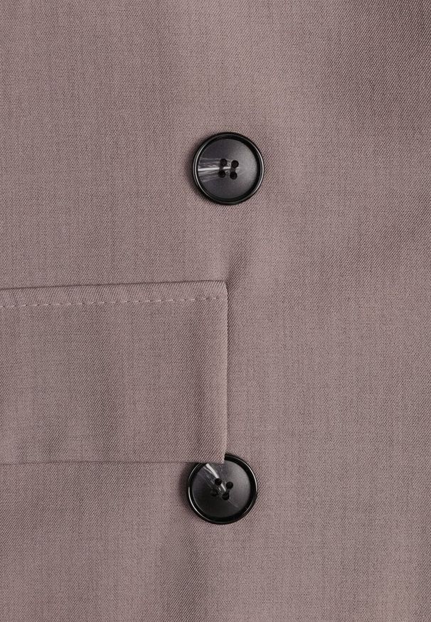 Renee - Ciemnobeżowa Oversizowa Marynarka z Klapami i Dwurzędowym Zapięciem Sinthelis. Okazja: na co dzień, na spotkanie biznesowe. Kolor: beżowy. Wzór: aplikacja. Styl: casual, biznesowy, elegancki