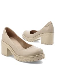 Półbuty damskie Armodo, cholewka ze skóry naturalnej o gładkim wykończeniu, klasyczna linia z zaokrąglonym noskiem, stabilny obcas osadzony na grubej. Okazja: na co dzień. Kolor: beżowy. Materiał: skóra. Szerokość cholewki: normalna. Wzór: gładki. Obcas: na obcasie. Styl: klasyczny. Wysokość obcasa: średni #8