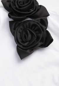 Renee - Biało-Czarny Bawełniany T-shirt o Klasycznym Kroju z Kwiatowymi Aplikacjami 3D Morgane. Okazja: do pracy. Kolor: biały. Materiał: bawełna. Wzór: aplikacja, kwiaty. Styl: klasyczny #3