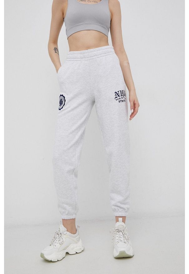 Superdry Spodnie damskie kolor szary z aplikacją. Kolor: szary. Materiał: dzianina. Wzór: aplikacja