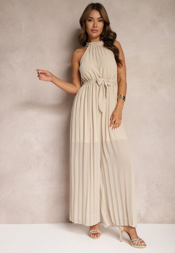 Renee - Beżowy Kombinezon z Dekoltem Typu Halter i Gumką w Talii Zolefia. Kolor: beżowy. Długość: długie. Styl: elegancki