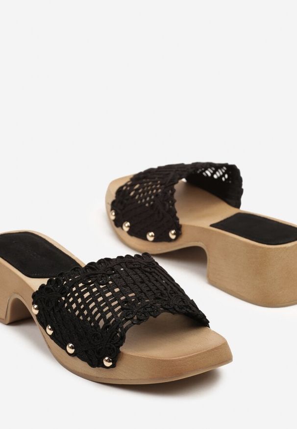 Renee - Czarne Klapki w Stylu Chodaków z Szydełkowym Paskiem Dilanne. Okazja: na co dzień. Kolor: czarny. Wzór: aplikacja. Sezon: lato. Obcas: na obcasie. Styl: elegancki, casual. Wysokość obcasa: średni