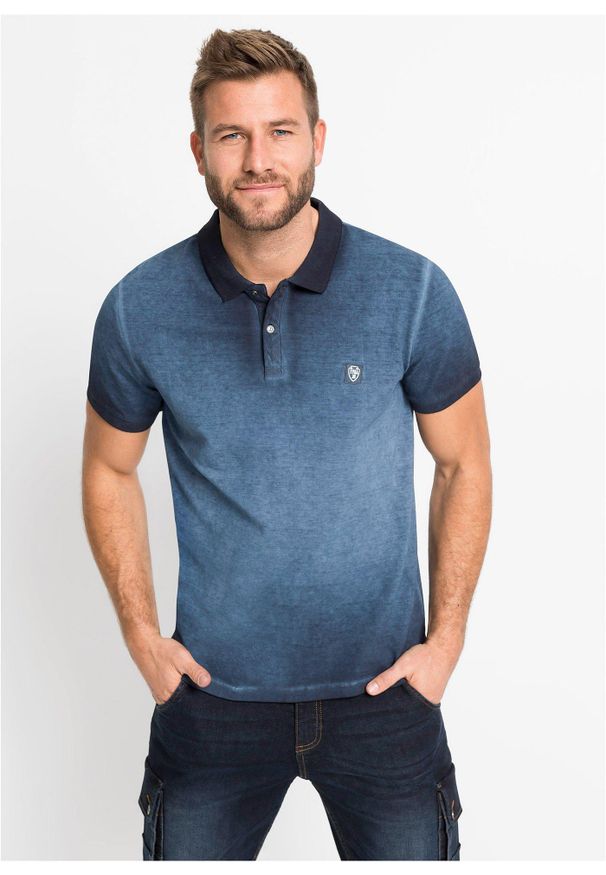 bonprix - Koszulka polo z piki z efektem wytarcia. Typ kołnierza: polo. Kolor: niebieski. Wzór: aplikacja