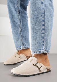 Renee - Beżowe Kapcie Typu Chodaki na Podeszwie z Korka Ozdobione Klamrą Alanelle. Okazja: na co dzień. Zapięcie: klamry. Kolor: beżowy. Materiał: jeans. Wzór: aplikacja. Styl: casual #4