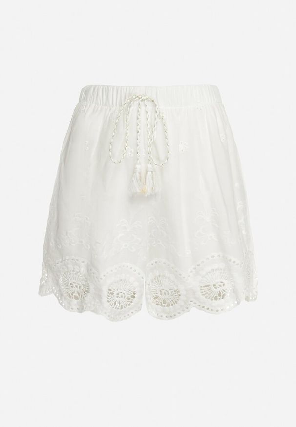 Born2be - Białe Ażurowe Szorty z Bawełny w Stylu Boho z Haftem i Chwostami Alwia. Kolor: biały. Materiał: bawełna. Wzór: haft, ażurowy. Styl: boho