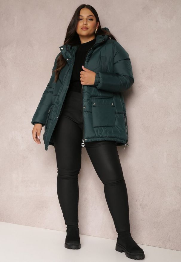 Renee - Ciemnozielona Kurtka Pikowana Sabrino. Kolekcja: plus size. Kolor: zielony. Materiał: materiał. Długość rękawa: długi rękaw. Długość: długie