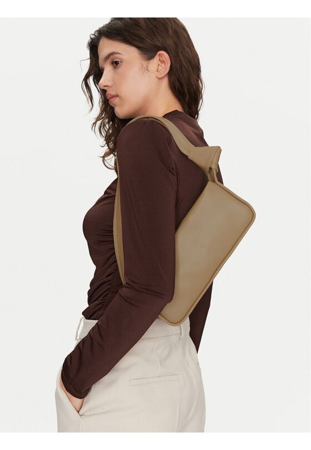 Calvin Klein Jeans Torebka K60K613055 Beżowy. Kolor: beżowy. Materiał: skórzane