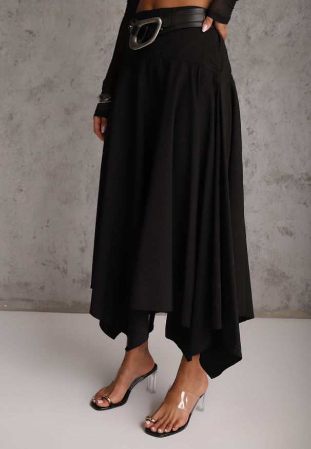 Renee - Czarna Asymetryczna Spódnica o Rozkloszowanym Fasonie z Paskiem z Klamrą Diomeine. Okazja: na co dzień. Kolor: czarny. Długość: krótkie. Styl: casual, elegancki