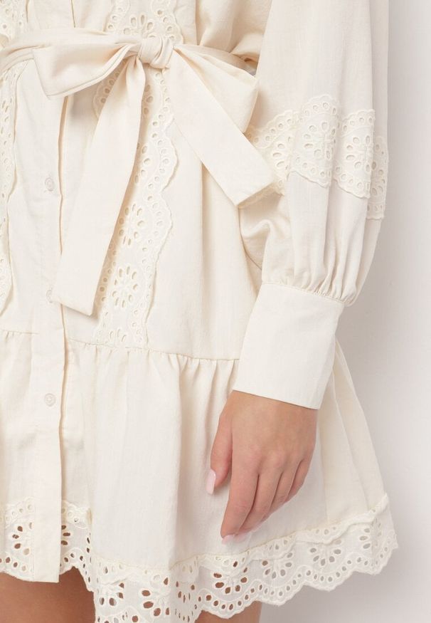 Born2be - Jasnobeżowa Koszulowa Sukienka z Wiskozy z Bawełną Koronką i Paskiem Lilresia. Okazja: na co dzień. Kolor: beżowy. Materiał: wiskoza, koronka, bawełna. Długość rękawa: długi rękaw. Wzór: koronka. Sezon: wiosna, lato. Typ sukienki: koszulowe. Styl: elegancki, casual, klasyczny