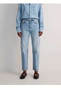 Reserved - Jeansy mom fit slim - niebieski. Kolor: niebieski