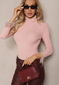 Renee - Jasnoróżowy Golf z Prążkowanego Materiału z Wiskozą Zdobiony Wstawkami z Piór Ittania. Typ kołnierza: golf. Kolor: różowy. Materiał: wiskoza, materiał, prążkowany. Wzór: aplikacja. Sezon: zima #4