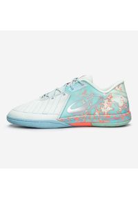 KIPSTA - Buty do piłki nożnej halowej futsal Kipsta Ginka Pro Zicky Té Limited Edition. Kolor: czerwony, wielokolorowy, różowy, niebieski. Materiał: kauczuk, skóra. Szerokość cholewki: normalna