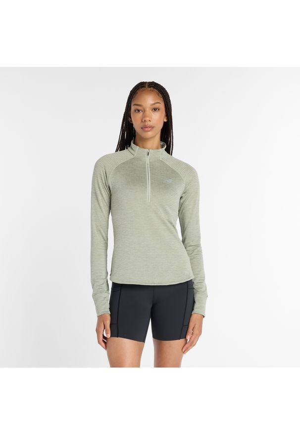 Bluza damska New Balance WT43200GSH – zielona. Kolor: zielony. Materiał: skóra, dresówka, poliester, materiał, tkanina. Wzór: aplikacja. Styl: sportowy