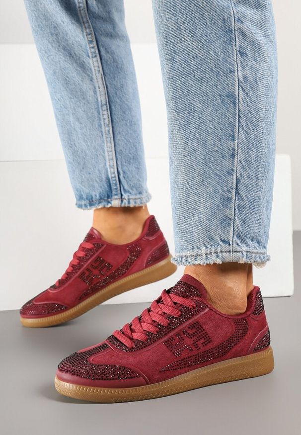 Renee - Bordowe Sneakersy Tenisówki Ozdobione Cyrkoniami Amoiona. Okazja: na co dzień. Zapięcie: sznurówki. Kolor: czerwony. Materiał: jeans. Wzór: aplikacja. Obcas: na płaskiej podeszwie