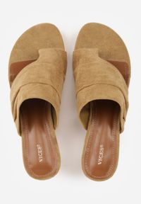 Renee - Ciemnobeżowe Klapki VICES na Kaczuszce o Fasonie Japonek z Paskiem na Palec Tinielle. Okazja: na randkę. Kolor: beżowy. Wzór: aplikacja. Sezon: lato. Obcas: na szpilce. Styl: klasyczny, elegancki. Wysokość obcasa: średni #6