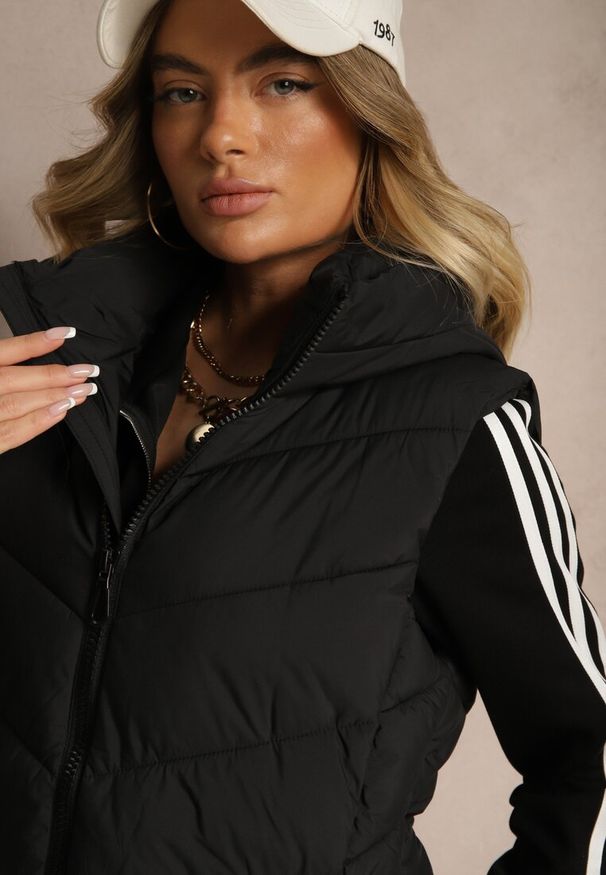 Renee - Czarna Pikowana Kamizelka z Kapturem Edrinna. Okazja: na co dzień. Typ kołnierza: kaptur. Kolor: czarny. Materiał: jeans. Styl: casual, elegancki