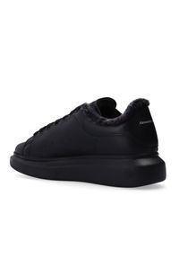 Alexander McQueen - ALEXANDER MCQUEEN - Czarne sneakersy z kożuchem. Kolor: czarny. Materiał: wełna, guma #2