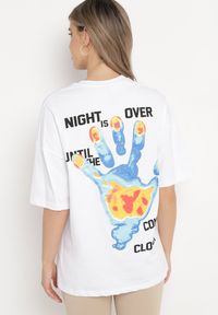 Born2be - Biały T-shirt z Nadrukiem z Przodu i na Plecach z Bawełny Darca. Okazja: na co dzień. Kolor: biały. Materiał: bawełna. Wzór: nadruk. Styl: casual, klasyczny, elegancki