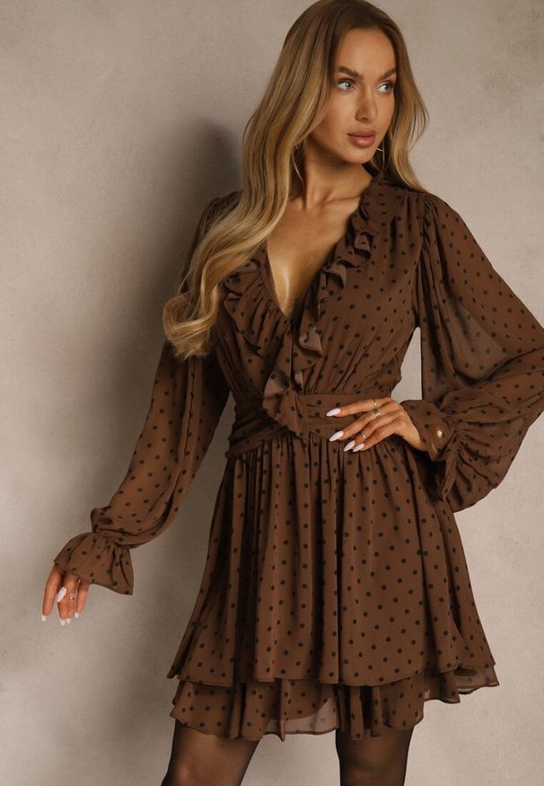 Renee - Brązowa Rozkloszowana Sukienka z Siateczki w Groszki z Falbankami Nesiba. Typ kołnierza: kołnierz z falbankami. Kolor: brązowy. Materiał: poliester. Wzór: grochy