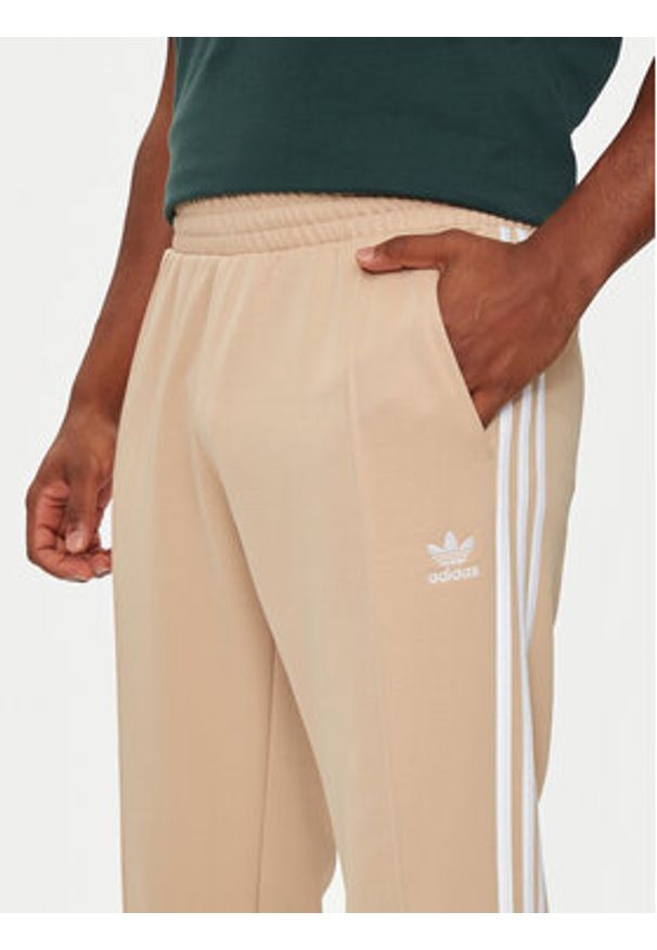 Adidas - adidas Spodnie dresowe adicolor 70's IX5221 Beżowy Regular Fit. Kolor: beżowy. Materiał: bawełna, syntetyk