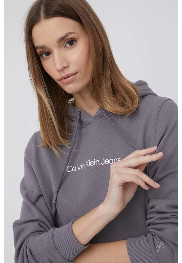 Calvin Klein Jeans Bluza bawełniana damska kolor szary z kapturem z nadrukiem. Okazja: na co dzień. Typ kołnierza: kaptur. Kolor: szary. Materiał: bawełna. Długość rękawa: długi rękaw. Długość: długie. Wzór: nadruk. Styl: casual