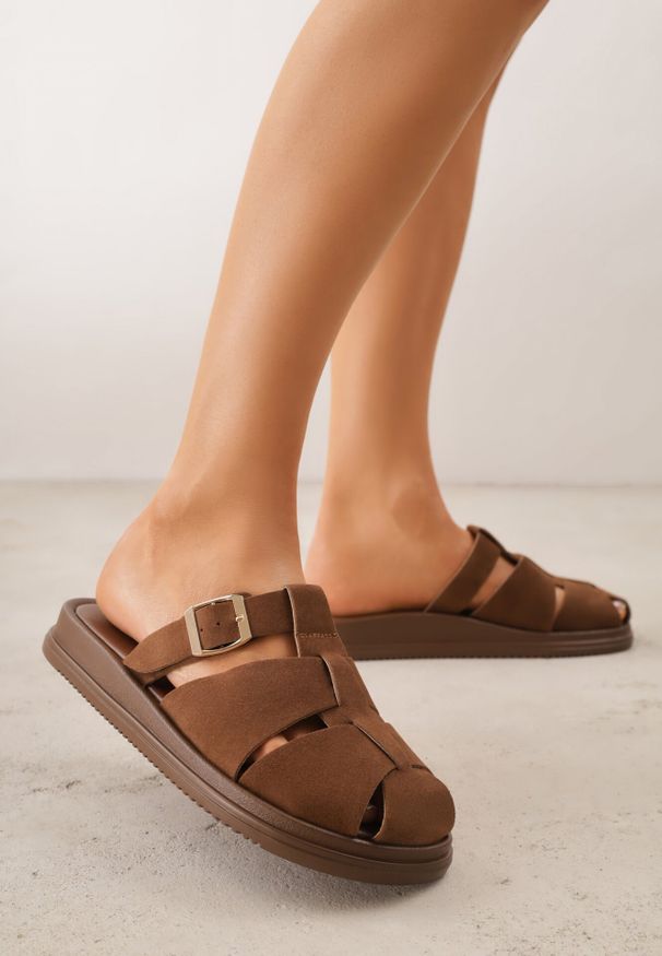 Born2be - Ciemnobrązowe Klapki z Paskami i Kwadratową Sprzączką Olyndar. Okazja: na co dzień. Kolor: brązowy. Materiał: jeans. Sezon: lato. Styl: casual