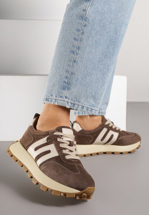 Renee - Brązowe Sneakersy ze Skóry Naturalnej Ozdobione Geometrycznym Wzorem Melassea. Okazja: na co dzień. Kolor: brązowy. Materiał: skóra. Wzór: aplikacja, geometria